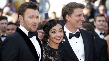 L'acteur, Joel Edgerton,&nbsp;l'actrice, Ruth Negga et le réalisateur Jeff Nichols présentent le film "&nbsp;Loving" au Festival de Cannes, en mai 2016. (ERIC GAILLARD / REUTERS)