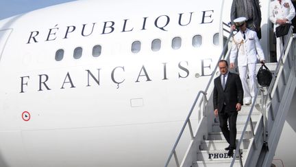 &nbsp; (© Maxppp François Hollande à la descente de son avion à Saint-Martin.)