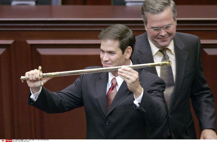 Marco Rubio, lors de son investiture à la présidence de la Chambre des représentants de Floride, aux côtés de Jeb Bush, alors gouverneur de l'Etat, à Tallahassee (Etats-Unis), le 13 septembre 2005. (PHIL COALE / AP / SIPA)