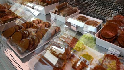 Produits vegan dans un restaurant de Berlin, le 29 avril 2016. (JOHN MACDOUGALL / AFP)