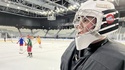 Mark, 15 ans, à quitté temporairement les cages ukrainiennes pour garder le but du club de Cergy. (FRANCEINFO: SPORT / Simon Bardet)