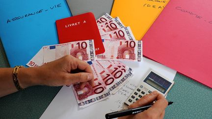 Le stock d'&eacute;pargne g&eacute;r&eacute;e dans le cadre des contrats d'assurance-vie s'&eacute;levait &agrave; 1 405,5 milliards d'euros fin f&eacute;vrier 2013. (PHILIPPE CHEREL / MAXPPP)