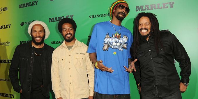 Snoop Dog avec Ziggie, Robbie et Rohan Marley, les trois fils de Bob Marley
 (McCullan / SIPA)