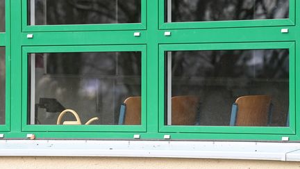 Une classe vide dans un lycée d'Halle sur Saale en Allemagne, le 4 janvier 2021. Photo d'illustration (HENDRIK SCHMIDT / DPA-ZENTRALBILD/ AFP)