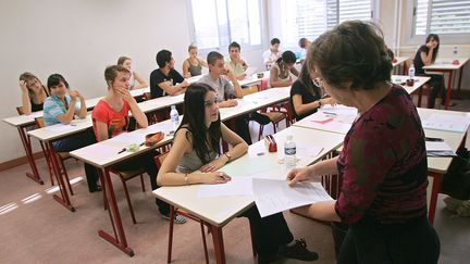 Une enseignante lors de l'épreuve du baccalauréat de philosophie, en juin 2007, à Marseille. (BORIS HORVAT / AFP)