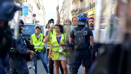 Des "gilets jaunes" défilent à Marseille (Bouches-du-Rhône), lors de la 32e journée de mobilisation du mouvement, le 22 juin 2019. (MAXPPP)