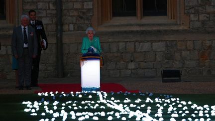 La reine Elizabeth II lance&nbsp;le "Beacon Lighting" depuis le château de Windsor, une tradition britannique qui consiste à allumer des signaux lumineux en honneur du souverain, le 2 juin 2022. (ADRIAN DENNIS / AFP)