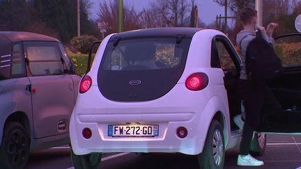 Les voitures sans permis, un moyen pratique et sécurisé de se déplacer, sont à la mode, notamment chez les jeunes. Reportage à Trouville, dans le Calvados.&nbsp; (CAPTURE D'ÉCRAN FRANCE 3)