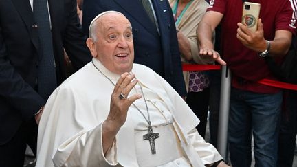 Le pape François, à sa sortie de l'hôpital, le 16 juin 2023. (ALBERTO PIZZOLI / AFP)