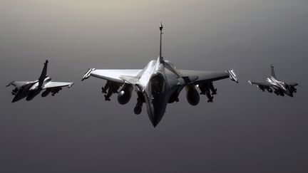 Un avion Rafale vole vers la Syrie, le 27 septembre 2015. (ECPAD / EMA / ARMEE DE L'AIR / AFP)