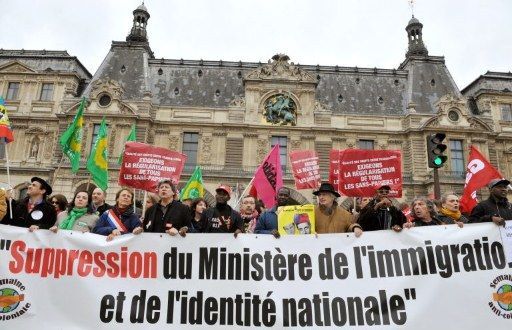 Manifestation réclamant la suppression du ministère de l'identité nationale (27 février 201à) (MIGUEL MEDINA / AFP)