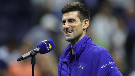 Novak Djokovic, heureux après sa qualification en finale de l'US Open 2021 suite à sa victoire face à Alexander Zverev, vendredi 10 septembre. (SARAH STIER / GETTY IMAGES / AFP)