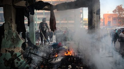 Un incendie suite à une frappe israélienne qui a touché une école gérée par l'ONU où des gens s'étaient réfugiés, dans le camp de réfugiés de Nusseirat, dans le centre de la bande de Gaza, le 20 novembre 2024. (EYAD BABA / AFP)