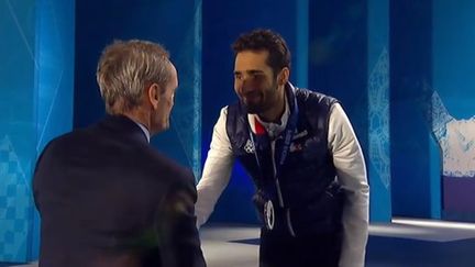 Martin Fourcade a re&ccedil;u sa m&eacute;daille d'argent de Jean-Claude Killy, triple m&eacute;daill&eacute; d'or en ski alpin en 1968, mardi 18 f&eacute;vrier.&nbsp; (CAPTURE D'ECRAN / FRANCETV INFO)