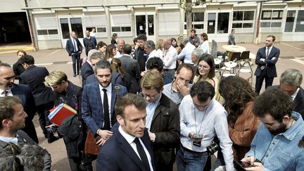 Le président français Emmanuel Macron lors d'une visite dans le collège Louise Michel à Ganges, dans le sud de la France, le 20 avril 2023. (SYLVIE CAMBON / MAXPPP)