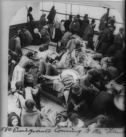 Immigrants, probablement russes ou polonais, sur un bateau approchant de New York vers 1900. (AFP - ANN RONAN PICTURE LIBRARY - PHOTO12)