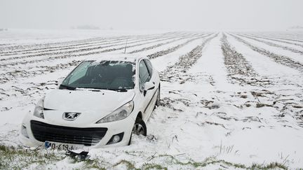 Une voiture immobilis&eacute;e le 11 mars 2013 pr&egrave;s d'Arras (Pas-de-Calais). ( MAXPPP)