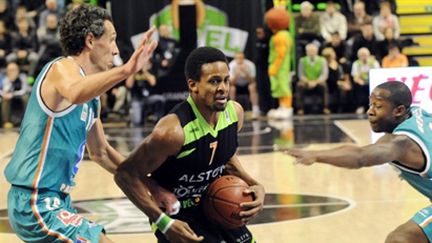 Hammonds (Asvel) devant Sciarra (Pau) (PHILIPPE MERLE / AFP)