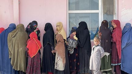 Des femmes afghanes attendent à l'extérieur d'un hôpital, à Kaboul, le 16 janvier 2022.&nbsp; (SAYED KHODAIBERDI SADAT / ANADOLU AGENCY / AFP)