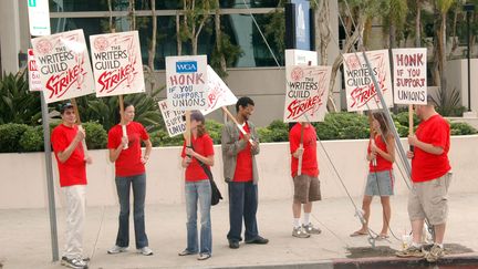 Des scénaristes en grève lors d'un précédent mouvement de protestation des auteurs à Hollywood (Californie, Etats-Unis) en août 2006. (ALISON BUCK / WIREIMAGE / GETTY IMAGES)