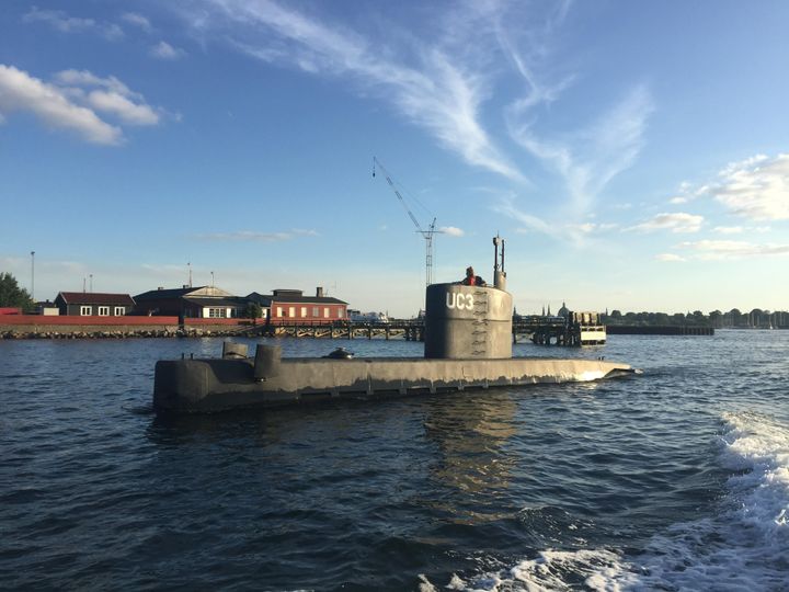 Le "Nautilus UC3" est acheminé dans le port de Copenhague (Danemark), le 11 août 2017, après avoir coulé puis été renfloué par l'armée. (ANDERS VALDSTED / SCANPIX DENMARK / AFP)