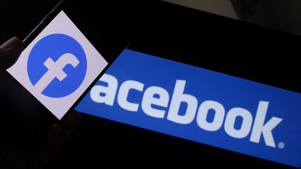 Le logo Facebook, pris à Los Angeles (Etats-Unis), le 12 août 2021. (CHRIS DELMAS / AFP)