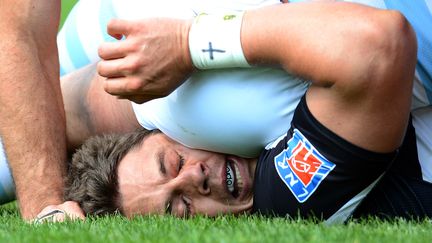 L'ailier sud-africain de Brive Ronald Cooke&nbsp;&eacute;cras&eacute; par un joueur du Racing,&nbsp;&agrave; Colombes (Hauts-de-Seine), le 14 avril 2012.&nbsp; (FRANCK FIFE / AFP)