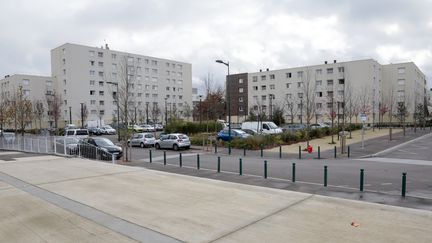 Une rue de Mantes-la-Ville, dans les Yvelines. (JACQUES DEMARTHON / AFP)