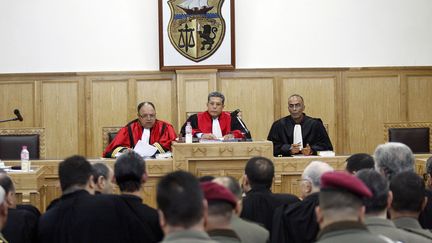 Dans le tribunal militaire qui juge l'ancien pr&eacute;sident tunisien Ben Ali, le 1er f&eacute;vrier 2012, &agrave; Tunis (Tunisie). (SALAH HABIBI / AFP)