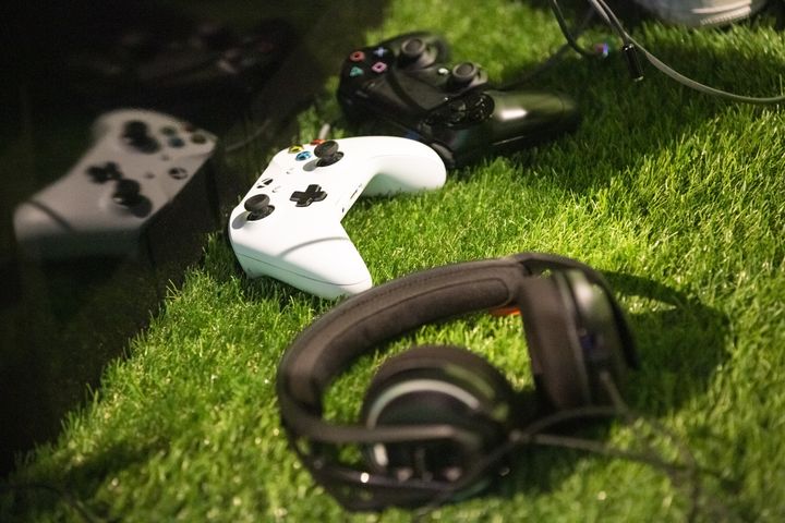 Manettes de PlayStation, Xbox et écouteurs.&nbsp; (DPA / PICTURE ALLIANCE)