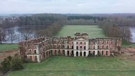 France 3 vous emmène découvrir le château de la Ferté-Vidame (Eure-et-Loir). Un domaine qui a notamment permis au duc de Saint-Simon de rédiger ses "Mémoires", un classique de la littérature française.&nbsp; (France 3)