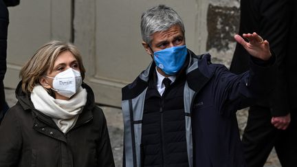 Valérie Pécresse, candidate LR à la présidentielle, et Laurent Wauquiez, président de la région Auvergne-Rhône-Alpes, au Puy-en-Velay (Haute-Loire), le vendredi 21 janvier 2022. (JEAN-PHILIPPE KSIAZEK / AFP)