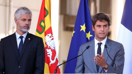 Gabriel Attal (à droite) alors ministre de l"Education nationale et Laurent Wauquiez (à gauche) alors président de la région Auvergne-Rhône-Alpes, le 8 septembre 2023. (RICHARD MOUILLAUD / MAXPPP)