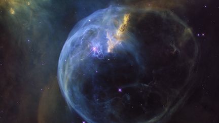 La nébuleuse de la Bulle, appelée NGC 7635, se trouve à 8 000 années-lumières de notre planète. (HUBBLE SPACE TELESCOPE / NASA / ESA)