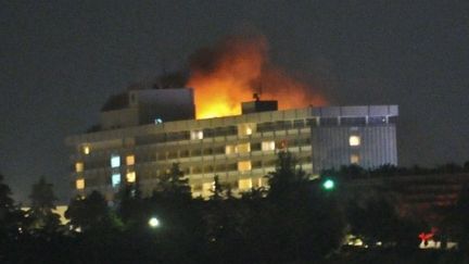 L'hôtel Intercontinental de Kaboul en flammes après une attaque des talibans (29 juin 2011) (AFP / Massoud Hossaini)