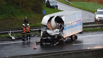 Accident d'un poids-lourd sur l'autoroute A 16 à hauteur de Dunkerque (Nord), le 17 novembre 2015.&nbsp; (MAXPPP)