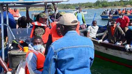 Des sauveteurs recherchent des&nbsp;rescapés et des corps, le 21 septembre 2018, au lendemain du naufrage&nbsp;d'un ferry sur la partie tanzanienne du lac Victoria. (STRINGER / REUTERS)