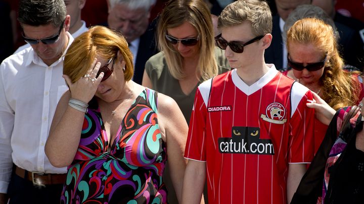 Suzanne Richards et son fils Owen ont particip&eacute;,&nbsp;vendredi 3 juillet &agrave; Walsall (Royaume-Uni),&nbsp;&agrave; la minute de silence en m&eacute;moire des victimes de l'attaque de Sousse, fatale &agrave; trois&nbsp;membres de leur famille. (OLI SCARFF / AFP)