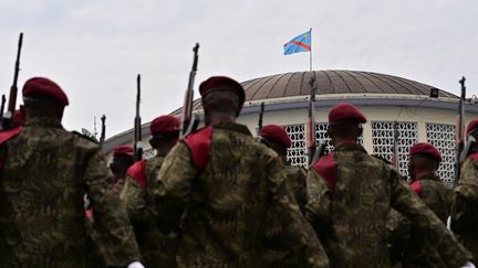 Des soldats postés à Kinshasa (République démocratique du Congo) avant le début de la cérémonie de prestation de serment de&nbsp;Félix Tshisekedi, le 24 janvier 2019. (TONY KARUMBA / AFP)