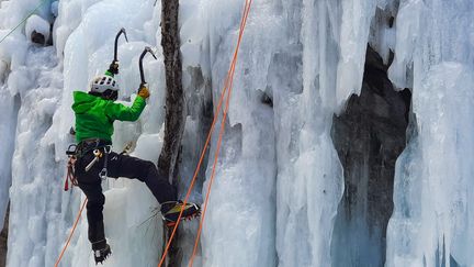 L'escalade sur glace veut faire jouer son côté spectaculaire et esthétique pour convaincre les organisateurs des JO d'hiver 2030. (JEROME VAL / FRANCEINFO)