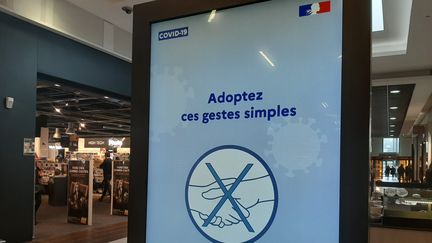 Affiche de prévention dans un centre commercial de Quimper.&nbsp; (ANNAÏG HAUTE / FRANCE-BLEU BREIZH IZEL)