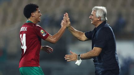 Zakaria Aboukhlal félicité par son coach Vahid Halilhodzic après son but qui permet au Maroc de sceller sa seconde victoire dans cette CAN 2022. (KENZO TRIBOUILLARD / AFP)