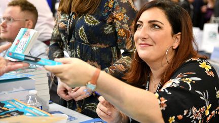 Virginie Grimaldi à la Foire du livre de Brive (Corrèze), evenement culturel, culture, litterature, roman, livre, bouquin, public, foule, auteurs, ecrivains, lecture, Brive, le 09/11/2018 (STEPHANIE PARA / MAXPPP)