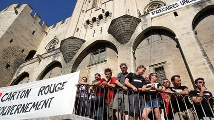 "Carton rouge au gouvernement", la banderole déployée par les intermittents sur la façade du Palais des Papes le 20 juin 2014 à Avignon.
 (Angélique Surel/PQR Le Dauphiné / MaxPPP)