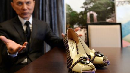 Le créateur de chaussures Jimmy Choo promeut les artisans de Fukushima (Japon) en créant plusieurs modèles à partir de leurs matériaux et leurs techniques, 18 avril 2014
 (Toshifumi Kitamura / AFP)