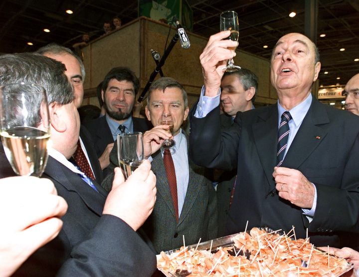 Jacques Chirac au Salon de l'agriculture, le 18 février 2001, à Paris. (GEORGES GOBET / AFP)