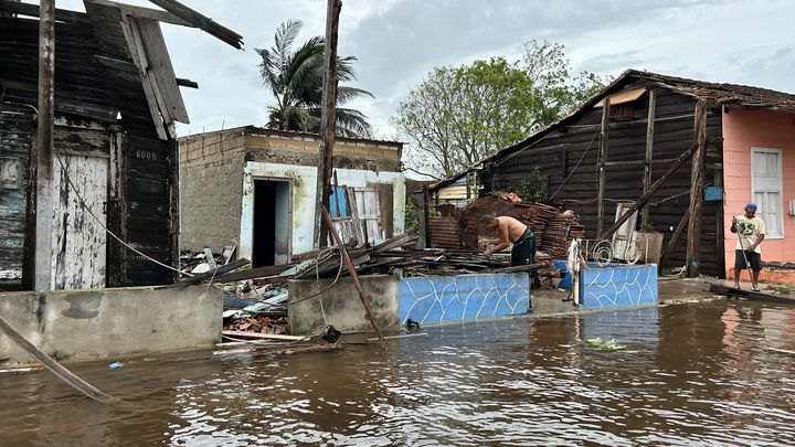 Des habitants de Batabano, à Cuba, après le passage de l'ouragan Rafael, le 7 novembre 2024. (YAMIL LAGE / AFP)