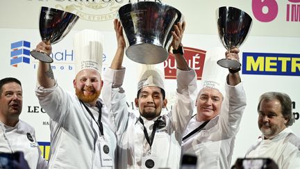 Ryutaro Shiomi&nbsp;(au centre), champion du monde de pâté en croûte 2022, Jérémie Crauser (à gauche), vice-champion du monde, et Tony Capocci (à droite), le 5 décembre 2022. (JO?L PHILIPPON / MAXPPP)