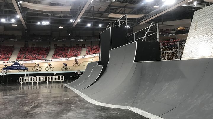 Des pistards s'entraînent sur le vélodrome de Saint-Quentin-en-Yvelines, alors qu'on installe le BMX Park, le 7 décembre 2023. (Franceinfo: sport)