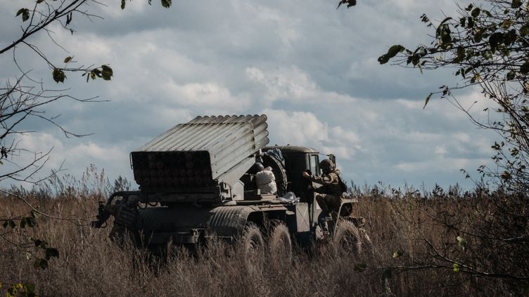 Ukrainian soldiers near Kharkiv, October 4, 2022. (YASUYOSHI CHIBA / AFP)